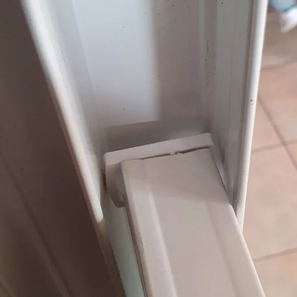 Paire de guides hauts en T Omega pour porte coulissante de placard – Image 4