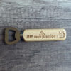 Gravure laser décapsuleur personnalisé avec texte drole pour cadeau anniversaire naissance mariage ou retraite